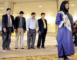 صورة رقم 1 - امرأة تئم صلاة الجمعة في بريطانيا!!! صورة رقم 1 - امرأة تئم صلاة الجمعة في بريطانيا!!!