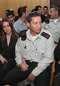 صورة رقم 1 - ميزان العدالة: خفض رتبة جندي اطلق النار على فلسطيني مكبل صورة رقم 1 - ميزان العدالة: خفض رتبة جندي اطلق النار على فلسطيني مكبل