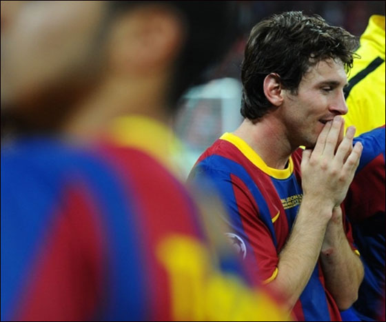 صورة رقم 11 - برشلونة يتربع على عرش اوروبا بعد افتراسه ثلاثية في مانشستر صورة رقم 11 - برشلونة يتربع على عرش اوروبا بعد افتراسه ثلاثية في مانشستر