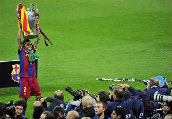 صورة رقم 23 - برشلونة يتربع على عرش اوروبا بعد افتراسه ثلاثية في مانشستر صورة رقم 23 - برشلونة يتربع على عرش اوروبا بعد افتراسه ثلاثية في مانشستر