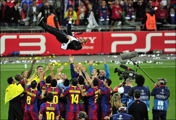 صورة رقم 19 - برشلونة يتربع على عرش اوروبا بعد افتراسه ثلاثية في مانشستر صورة رقم 19 - برشلونة يتربع على عرش اوروبا بعد افتراسه ثلاثية في مانشستر