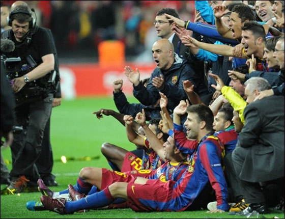 صورة رقم 28 - برشلونة يتربع على عرش اوروبا بعد افتراسه ثلاثية في مانشستر صورة رقم 28 - برشلونة يتربع على عرش اوروبا بعد افتراسه ثلاثية في مانشستر