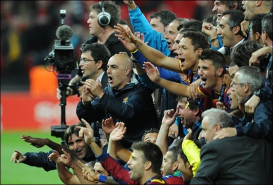 صورة رقم 25 - برشلونة يتربع على عرش اوروبا بعد افتراسه ثلاثية في مانشستر صورة رقم 25 - برشلونة يتربع على عرش اوروبا بعد افتراسه ثلاثية في مانشستر