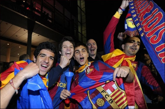 صورة رقم 35 - برشلونة يتربع على عرش اوروبا بعد افتراسه ثلاثية في مانشستر صورة رقم 35 - برشلونة يتربع على عرش اوروبا بعد افتراسه ثلاثية في مانشستر