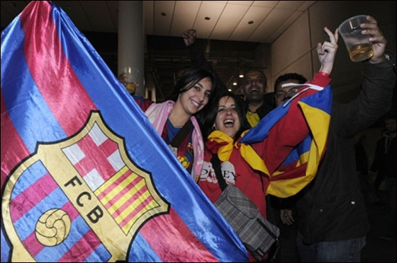 صورة رقم 31 - برشلونة يتربع على عرش اوروبا بعد افتراسه ثلاثية في مانشستر صورة رقم 31 - برشلونة يتربع على عرش اوروبا بعد افتراسه ثلاثية في مانشستر