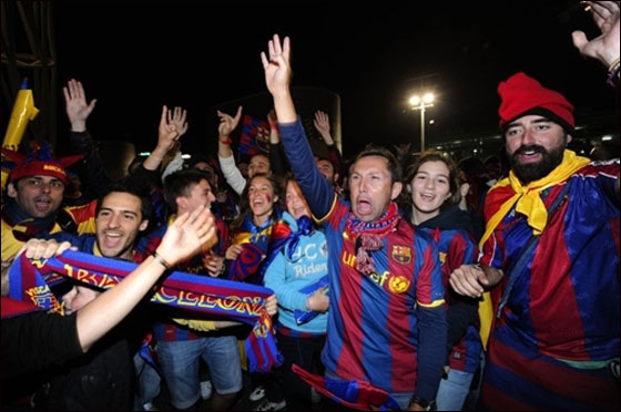 صورة رقم 24 - برشلونة يتربع على عرش اوروبا بعد افتراسه ثلاثية في مانشستر صورة رقم 24 - برشلونة يتربع على عرش اوروبا بعد افتراسه ثلاثية في مانشستر