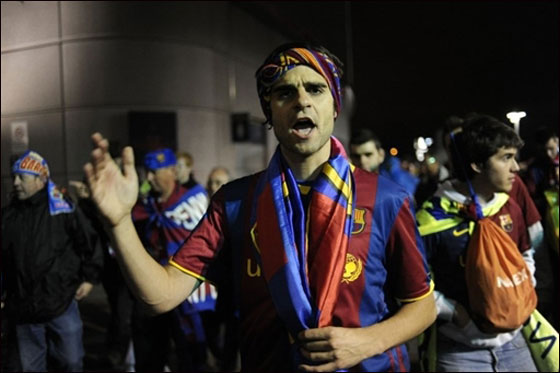 صورة رقم 33 - برشلونة يتربع على عرش اوروبا بعد افتراسه ثلاثية في مانشستر صورة رقم 33 - برشلونة يتربع على عرش اوروبا بعد افتراسه ثلاثية في مانشستر