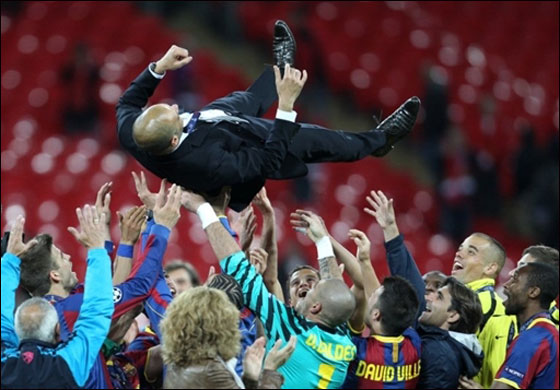 صورة رقم 17 - برشلونة يتربع على عرش اوروبا بعد افتراسه ثلاثية في مانشستر صورة رقم 17 - برشلونة يتربع على عرش اوروبا بعد افتراسه ثلاثية في مانشستر