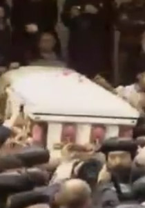 بالفيديو: مصر تشيع جثمان البابا شنودة بحضور الاف المشيعين صورة رقم 1
