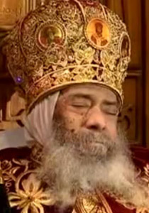 بالفيديو: مصر تشيع جثمان البابا شنودة بحضور الاف المشيعين صورة رقم 2