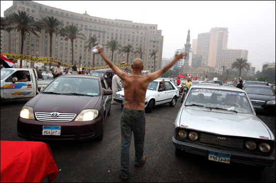 صورة رقم 2 - مصر: احمد شفيق يعلن فوزه بالانتخابات ومرسي يحتفل بالفوز صورة رقم 2 - مصر: احمد شفيق يعلن فوزه بالانتخابات ومرسي يحتفل بالفوز