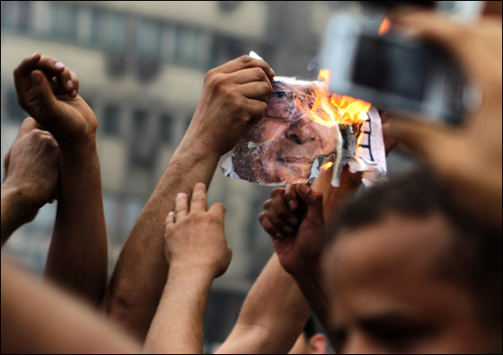 صورة رقم 9 - مصر: احمد شفيق يعلن فوزه بالانتخابات ومرسي يحتفل بالفوز صورة رقم 9 - مصر: احمد شفيق يعلن فوزه بالانتخابات ومرسي يحتفل بالفوز