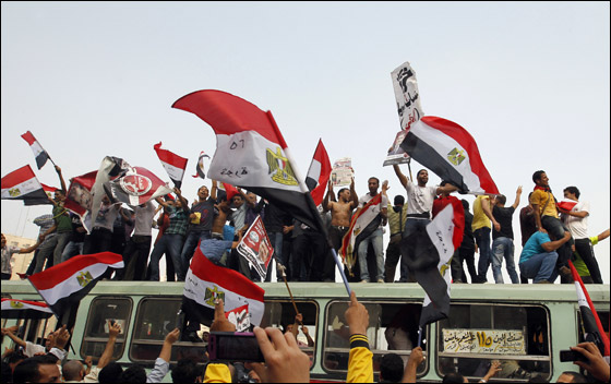 صورة رقم 31 - مصر: احمد شفيق يعلن فوزه بالانتخابات ومرسي يحتفل بالفوز صورة رقم 31 - مصر: احمد شفيق يعلن فوزه بالانتخابات ومرسي يحتفل بالفوز