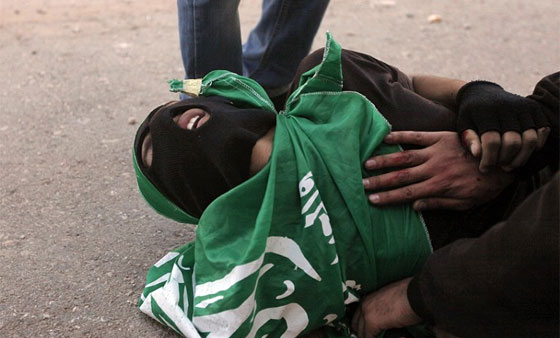 لقطات تصور اعدام جنود اسرائيل لشابين دون اي سبب صورة رقم 3