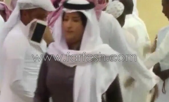 Farfeshplus فرفش بلس فيديو رقص فتاة خليجية متنكرة بزي رجالي تشارك الشباب رقصهم وهذا هو سرها