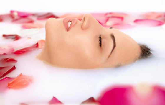 كيف تستعيدين نضارة ببشرتك في يوم واحد لاطلالة متألقة على العيد؟ صورة رقم 2