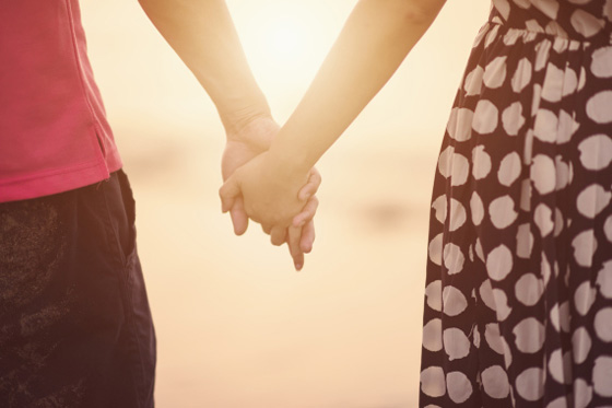 لغة الجسد: كيف تعرف قوة علاقتك مع حبيبتك من طريقة إمساكك بيدها؟ صورة رقم 1