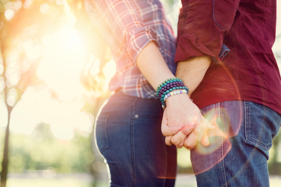 لغة الجسد: كيف تعرف قوة علاقتك مع حبيبتك من طريقة إمساكك بيدها؟ صورة رقم 2