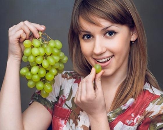 فيديو مدهش: هل تعرف ما يفعله العنب لجسد الإنسان عند تناوله صورة رقم 1 فيديو مدهش: هل تعرف ما يفعله العنب لجسد الإنسان عند تناوله صورة رقم 1