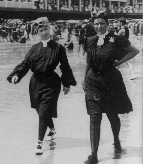 صور مايوهات عام 1900 تشبه البوركيني وشرطي الشاطئ يقيس طولها! صورة رقم 1