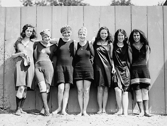 صور مايوهات عام 1900 تشبه البوركيني وشرطي الشاطئ يقيس طولها! صورة رقم 15