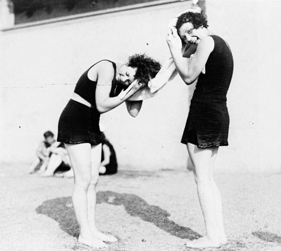 صور مايوهات عام 1900 تشبه البوركيني وشرطي الشاطئ يقيس طولها! صورة رقم 11