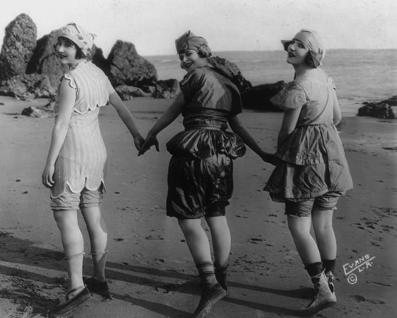 صور مايوهات عام 1900 تشبه البوركيني وشرطي الشاطئ يقيس طولها! صورة رقم 10