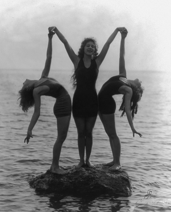 صور مايوهات عام 1900 تشبه البوركيني وشرطي الشاطئ يقيس طولها! صورة رقم 6