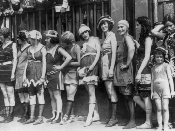 صور مايوهات عام 1900 تشبه البوركيني وشرطي الشاطئ يقيس طولها! صورة رقم 12