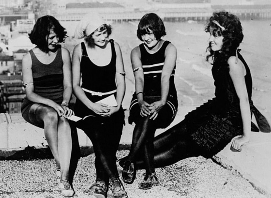 صور مايوهات عام 1900 تشبه البوركيني وشرطي الشاطئ يقيس طولها! صورة رقم 4