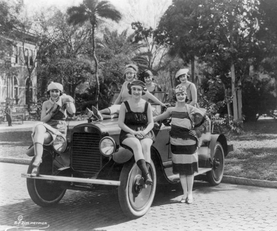 صور مايوهات عام 1900 تشبه البوركيني وشرطي الشاطئ يقيس طولها! صورة رقم 13
