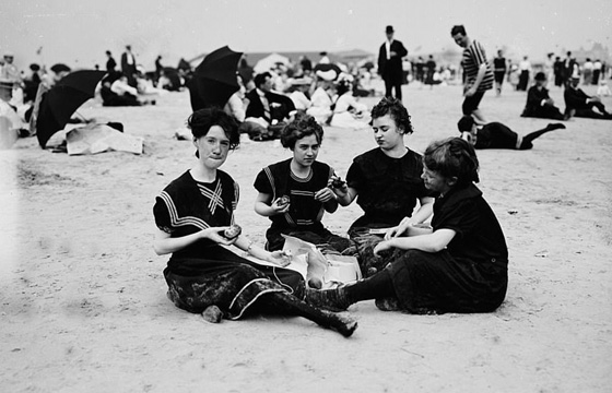 صور مايوهات عام 1900 تشبه البوركيني وشرطي الشاطئ يقيس طولها! صورة رقم 3
