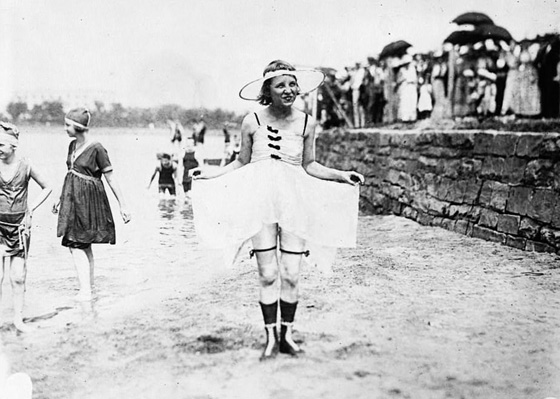 صور مايوهات عام 1900 تشبه البوركيني وشرطي الشاطئ يقيس طولها! صورة رقم 8