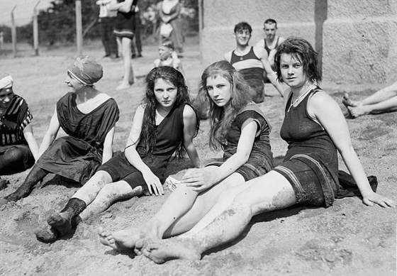 صور مايوهات عام 1900 تشبه البوركيني وشرطي الشاطئ يقيس طولها! صورة رقم 7