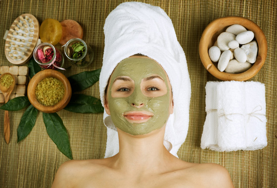 قناع الطين الأخضر لبشرة نضرة قبل العيد  صورة رقم 1