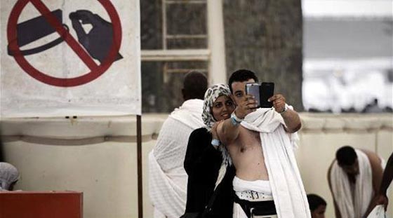 صورة رقم 4 - تقاليع العيد: سيلفي الحج، العيدية، ملابس العيد والمائدة، والشيوخ يحذ رون! صورة رقم 4 - تقاليع العيد: سيلفي الحج، العيدية، ملابس العيد والمائدة، والشيوخ يحذ رون!