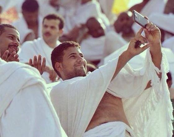 صورة رقم 1 - تقاليع العيد: سيلفي الحج، العيدية، ملابس العيد والمائدة، والشيوخ يحذ رون! صورة رقم 1 - تقاليع العيد: سيلفي الحج، العيدية، ملابس العيد والمائدة، والشيوخ يحذ رون!