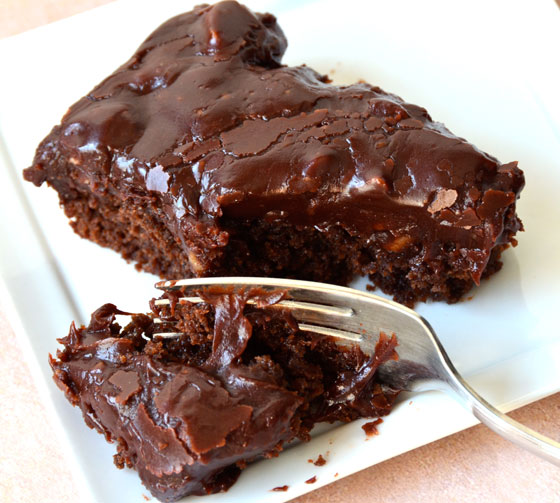 وصفة عمل كيك الشوكولاتة الخفيف بصوص الشوكولاتة الشهي صورة رقم 2