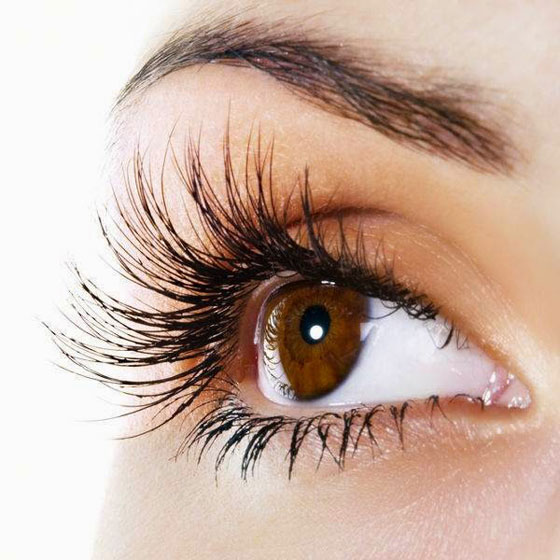 5 نصائح للحصول على رموش جذابة صحية وبراقة.. صورة رقم 1