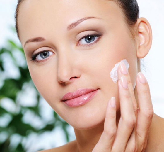 اليكِ مجموعة خطوات مهمة تحمي بشرتكِ من الشيخوخة المبكرة صورة رقم 1