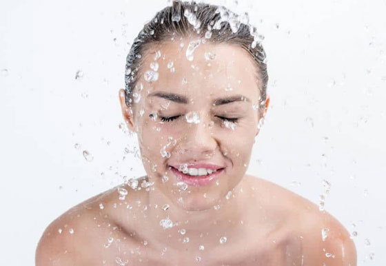 اليكِ مجموعة خطوات مهمة تحمي بشرتكِ من الشيخوخة المبكرة صورة رقم 3