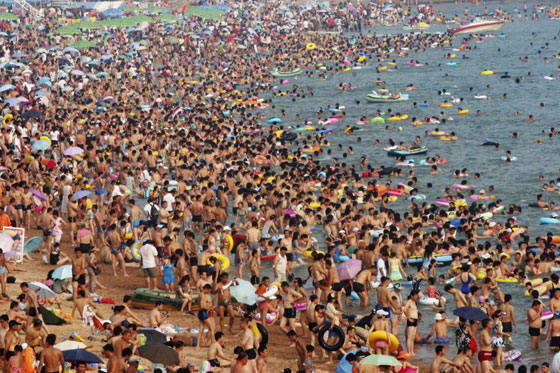 صور شاطئ داليان بالصين الاكثر ازدحاما في العالم B%20(2)