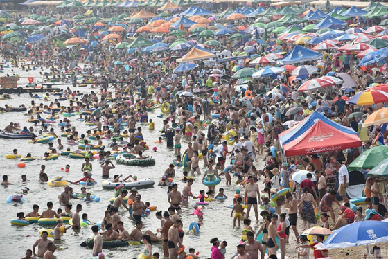 صور شاطئ داليان بالصين الاكثر ازدحاما في العالم B%20(7)