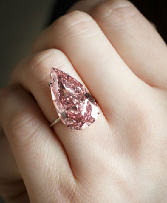 أغلى المجوهرات والأحجار الكريمة والألماسات حول العالم صورة رقم 8 أغلى المجوهرات والأحجار الكريمة والألماسات حول العالم صورة رقم 8