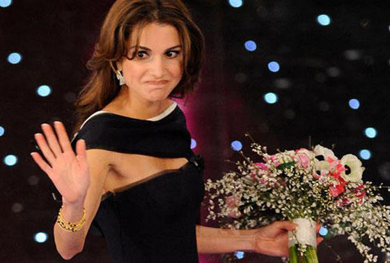 لكل فستان قصة ـ ملابس شخصيات سياسية أثارت الجدل صورة رقم 6 لكل فستان قصة ـ ملابس شخصيات سياسية أثارت الجدل صورة رقم 6