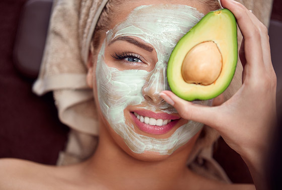 7 حيل تحوّل ثمرة الأفوكادو إلى مستحضر تجميلي متعدد الاستعمالات صورة رقم 2