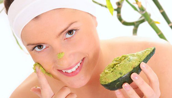 7 حيل تحوّل ثمرة الأفوكادو إلى مستحضر تجميلي متعدد الاستعمالات صورة رقم 4