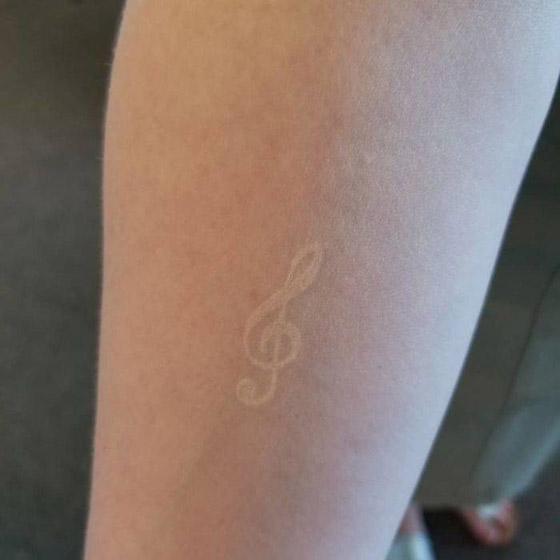 التاتو (الوشم) الأبيض موضة الموسم.. إليكم أفضل وأجمل التصاميم الرائعة صورة رقم 3