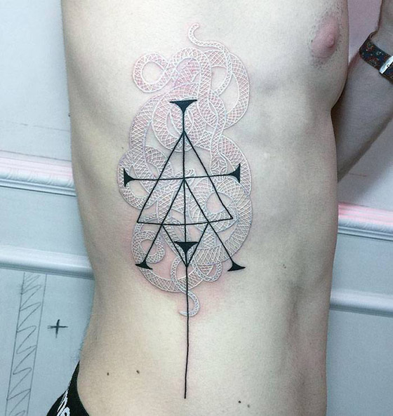 التاتو (الوشم) الأبيض موضة الموسم.. إليكم أفضل وأجمل التصاميم الرائعة صورة رقم 6