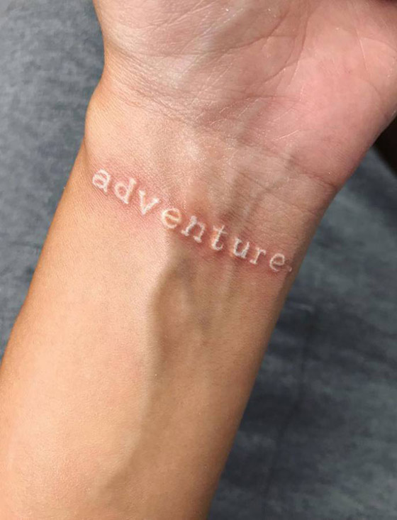 التاتو (الوشم) الأبيض موضة الموسم.. إليكم أفضل وأجمل التصاميم الرائعة صورة رقم 7